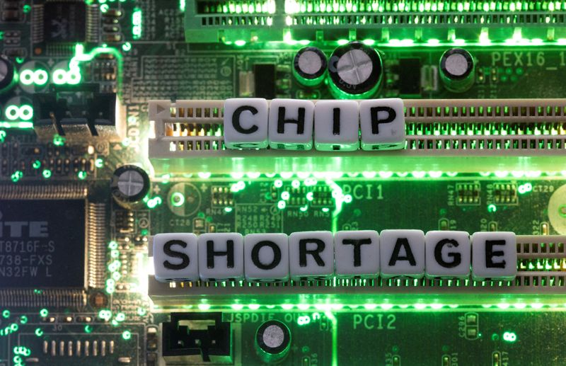 &copy; Reuters. FOTO DE ARCHIVO: Letras de plástico dispuestas para leer &quot;Escasez de chips&quot; sobre la placa base de un ordenador en esta ilustración