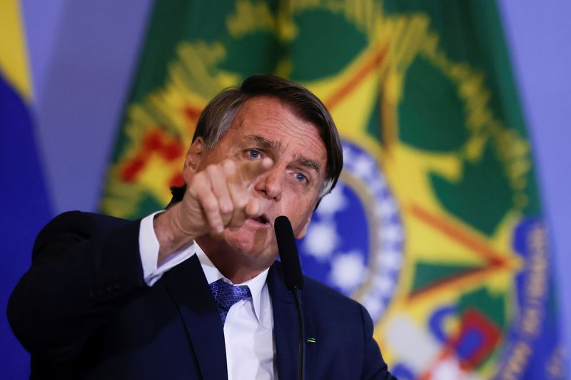 Fachin dá 5 dias para Bolsonaro se manifestar sobre reunião com embaixadores