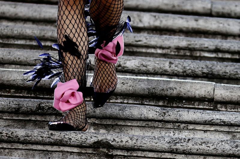 &copy; Reuters. Una modella presenta una creazione della collezione Haute Couture Autunno-Inverno 2022/2023 di Valentino durante uno spettacolo su una passerella a Piazza di Spagna nel centro storico di Roma, 8 luglio 2022. REUTERS/Yara Nardi//File Photo