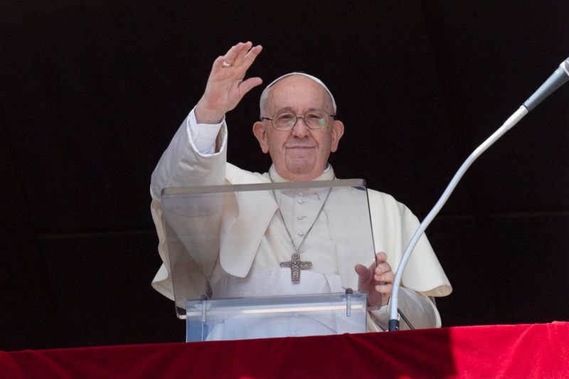 &copy; Reuters. Papa Francisco acena de sua janela durante oração no Vaticano
10/07/2022  Vatican Media/Disponibilizada via REUTERS