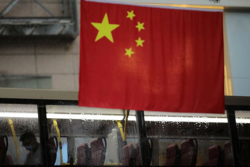 © Reuters. Una bandera sostiene una bandera china en Hong Kong, China, 30 junio, 2022. REUTERS/Paul Yeung