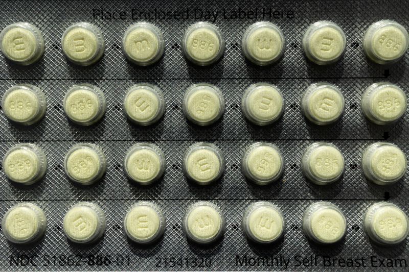 © Reuters. FILE PHOTO: A pack of birth control pills is displayed in this illustration picture taken in Philadelphia, Pennsylvania, U.S., July 11, 2022. REUTERS/Hannah Beier/Illustration