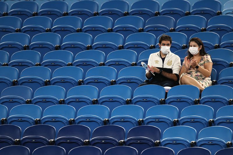 &copy; Reuters. Fãs de máscara assistem a partida no Melbourne Park, na época com público limitado devido às restrições a Covid-19 
07/02/2021 REUTERS/Loren Elliott