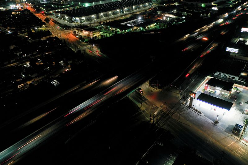 © Reuters. FILE PHOTO: A nighttime view of vehicle traffic along the Interstate 405 (I-405) highway in Carson, California, U.S., March 11, 2022. REUTERS/Bing Guan