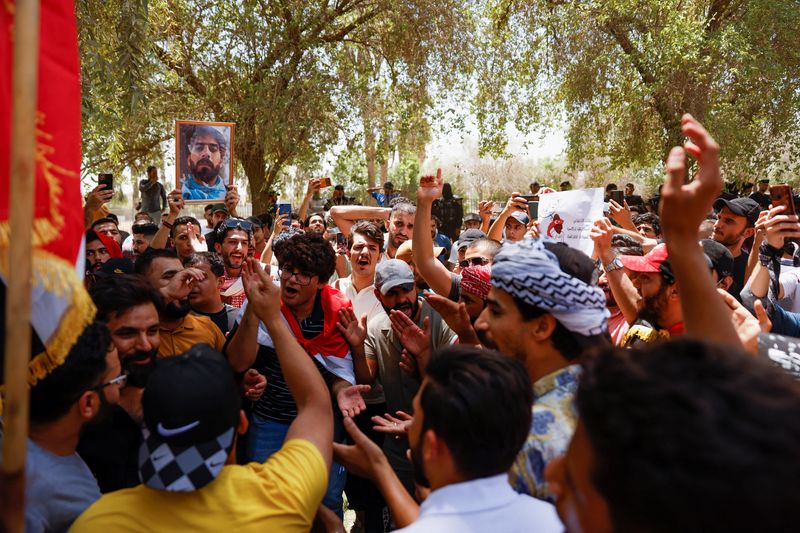 &copy; Reuters. متظاهرون يحتشدون أمام مبنى تابع للسفارة التركية في بغداد يوم الخميس احتجاجا على هجوم استهدف منتجعا   قرب بلدة زاخو بشمال العراق.  تصوير: سابا