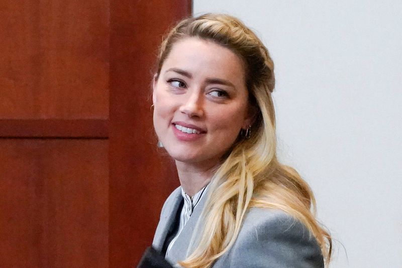 &copy; Reuters. FOTO DE ARCHIVO: La actriz Amber Heard se marcha durante un descanso en la sala del tribunal durante los argumentos de cierre durante el caso de difamación de su ex marido Johnny Depp contra ella en el Tribunal de Circuito del Condado de Fairfax en Fairf