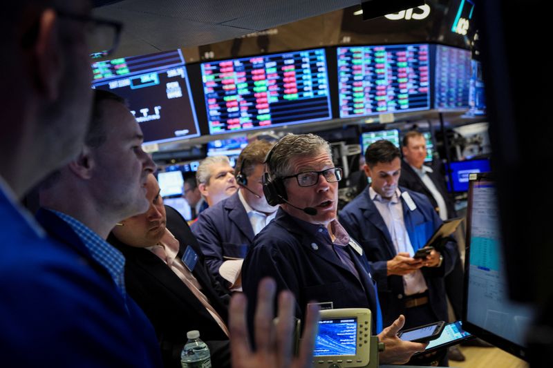 &copy; Reuters. متعاملون يتابعون حركة تداول الأسهم في بورصة نيويورك يوم الخميس. تصوير: برندان ماكديرميد-رويترز .  