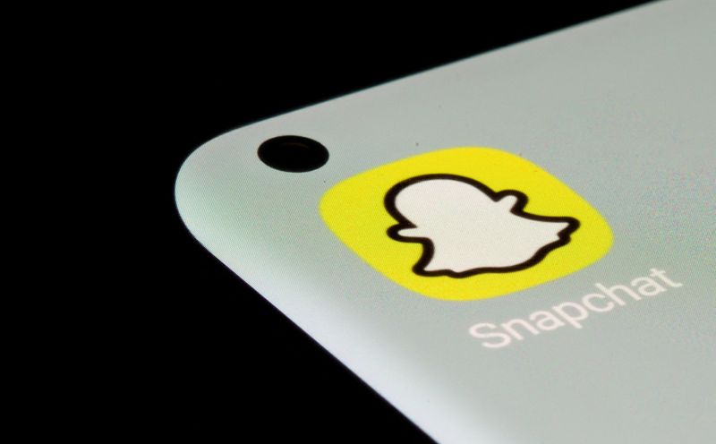 © Reuters. FILE PHOTO: Snapchat app is seen on a smartphone in this illustration taken, July 13, 2021. REUTERS/Dado Ruvic/Illustration/File Photo