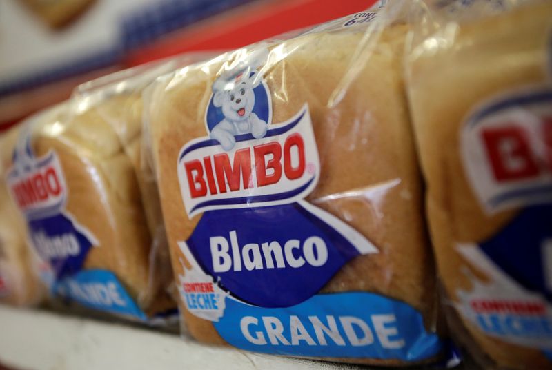 &copy; Reuters. FILE PHOTO: Loaves of bread of Mexican breadmaker Grupo Bimbo are pictured at a convenience store in Monterrey, Mexico, August 6, 2018.  REUTERS/Daniel Becerril