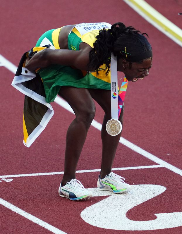 &copy; Reuters. الجاميكية شيريكا جاكسون تحتفل بفوزها بسباق 200 متر للسيدات في يوجين بولاية أوريجون الأمريكية. تصوير: الكسندرا سزميجيل - رويترز.
