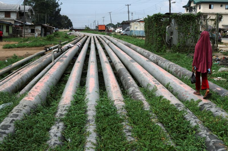 &copy; Reuters. FILE PHOTO: A girl walks on a gas pipeline running through Okrika community near Nigeria's oil hub city of Port Harcourt December 4, 2012.  REUTERS/Akintunde Akinleye