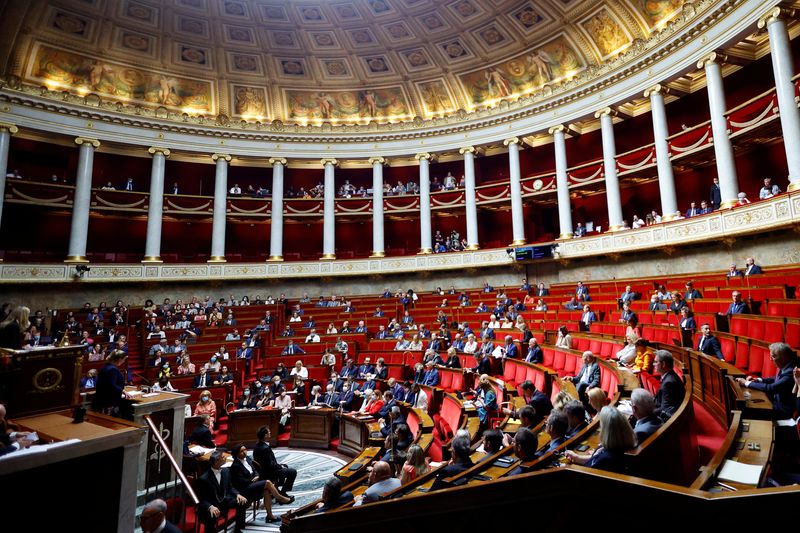 &copy; Reuters. L'Assemblée nationale a adopté vendredi matin en première lecture le projet de loi "pouvoir d'achat", qui a donné lieu à des joutes entre la majorité et les différents groupes d'opposition de droite et de gauche. /Photo prise le 11 juillet 2022/REU