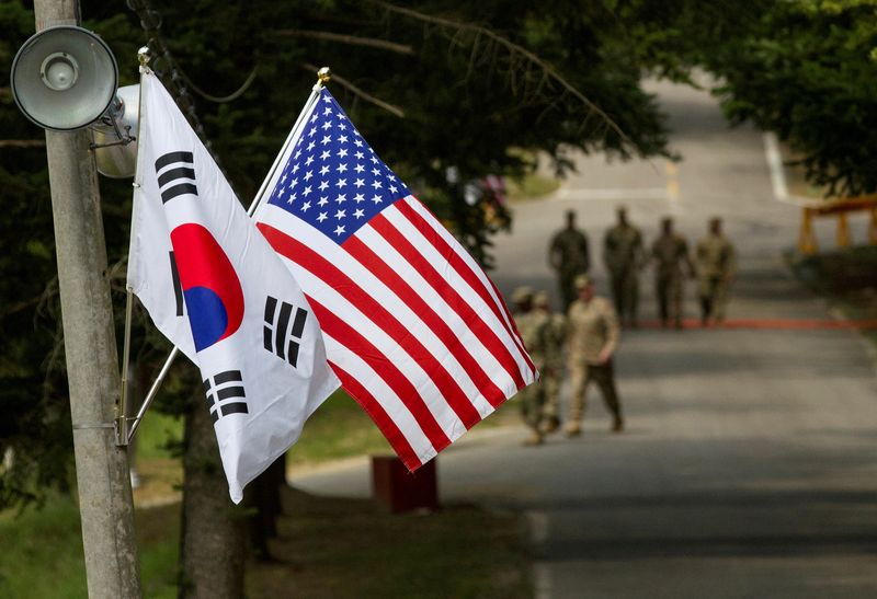 &copy; Reuters. 　７月２２日、韓国国防省は、米韓両軍が来月開催する合同軍事演習で、長く停止していた実動訓練を再開すると発表した。写真は米韓両国の旗。提供写真（２０２２年　ロイター／U.S. Army