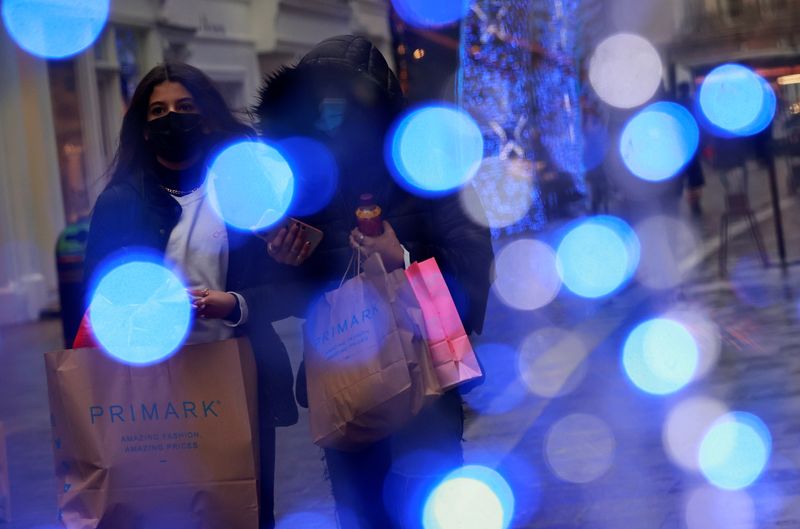 &copy; Reuters. FILE PHOTO: Shoppers walk down the street in London, Britain December 18, 2020. REUTERS/Hannah Mckay