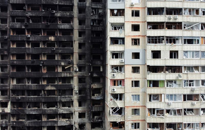 &copy; Reuters. منظر عام لمبان مدمرة جراء القصف الروسي لأوكرانيا في مدينة خاركيف يوم 17 يوليو تموز 2022.  صورة لرويترز. 