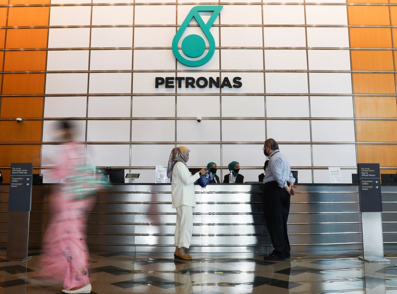 &copy; Reuters. FILE PHOTO: A logo of Petronas is seen at their office in Kuala Lumpur, Malaysia, April 27, 2022. REUTERS/Hasnoor Hussain