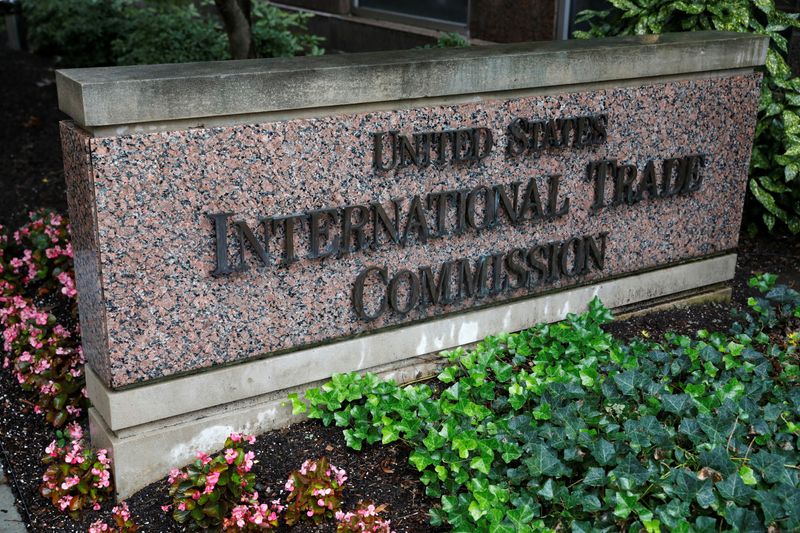 © Reuters. FILE PHOTO: Signage is seen outside of the U.S. International Trade Commission in Washington, D.C., U.S., August 31, 2020. REUTERS/Andrew Kelly