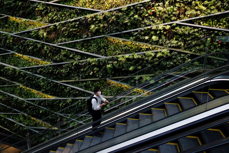 &copy; Reuters. 　７月２２日、東京都は新たに３万４９９５人の新型コロナ感染が確認されたと発表した。都内で２１日撮影（２０２２年　ロイター/Kim Kyung-Hoon）