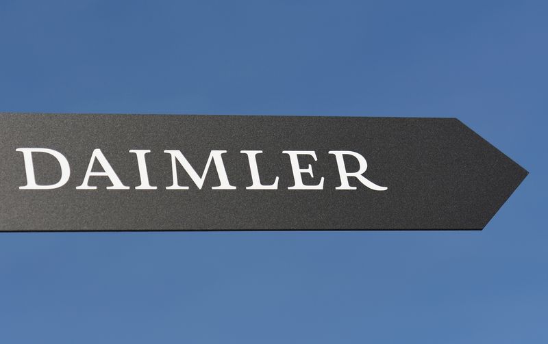 &copy; Reuters. FILE PHOTO: Daimler AG sign is pictured at the IAA truck show in Hanover, Germany, September 22, 2016.  REUTERS/Fabian Bimmer