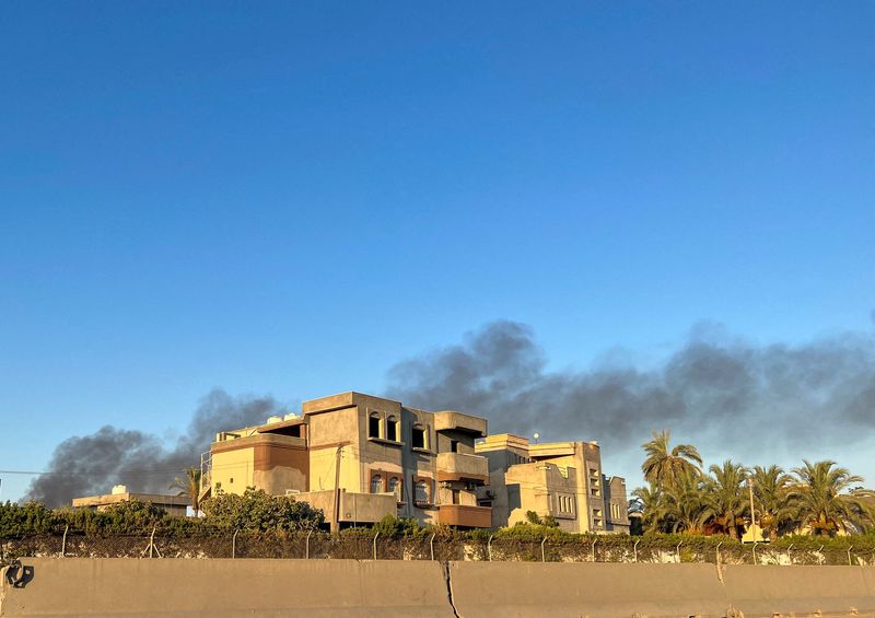 &copy; Reuters. دخان متصاعد بعد اشتباكات طرابلس في ليبيا يوم الجمعة. تصوير: أيمن الساحلي - رويترز. 