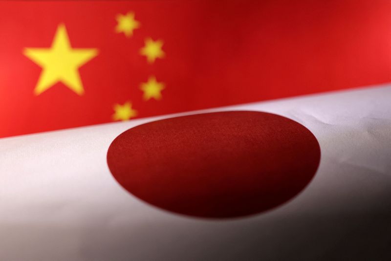 &copy; Reuters.   ７月２２日、 中国外務省の汪文斌報道官は定例会見で、日本の２０２２年版防衛白書に断固として反対すると表明、日本側に厳重に抗議したことを明らかにした。写真は日本と中国の旗の