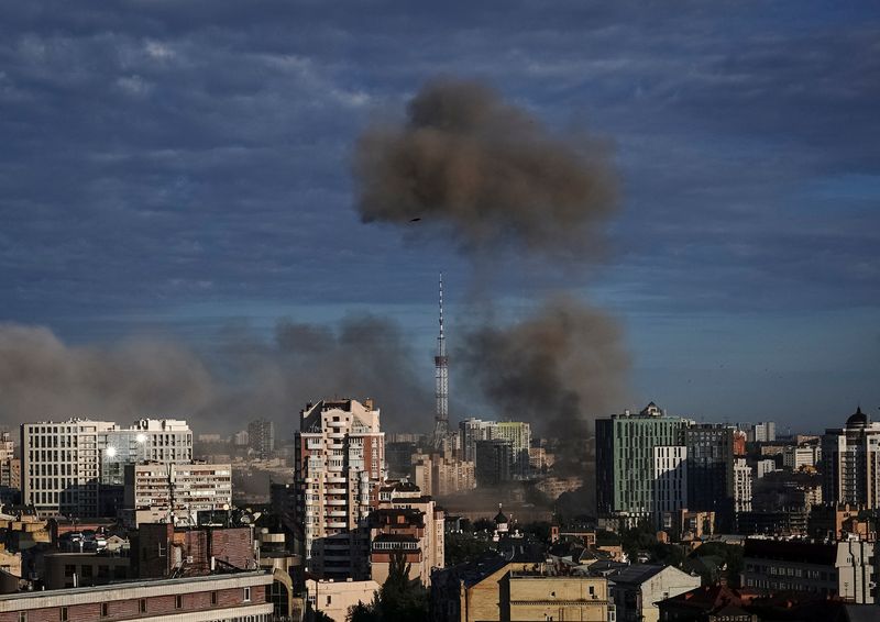 © Reuters. دخان يتصاعد بعد هجوم صاروخي مع استمرار الغزو الروسي لأوكرانيا في كييف يوم 26 يونيو حزيران 2022. تصوير: آنا فويتنكو - رويترز.