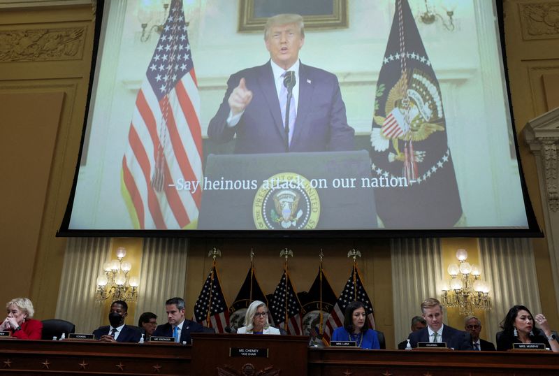 &copy; Reuters. FOTO DE ARCHIVO: Una imagen del expresidente estadounidense Donald Trump en una pantalla durante la celebración de una sesión de la comisión parlamentaria que investiga el asalto al Capitolio del país el 6 de enero de 2021, en Washington D. C., Estado