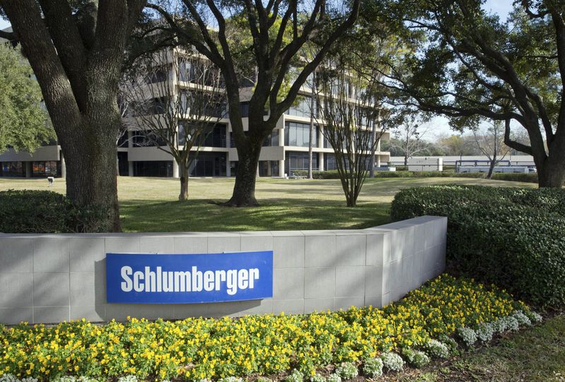 &copy; Reuters. FILE PHOTO: The exterior of a Schlumberger Corporation building is pictured in West Houston January 16, 2015. Schlumberger, the world's No.1 oilfield services provider, said it will cut 9,000 jobs, or about 7 percent of its workforce, as it focuses on con