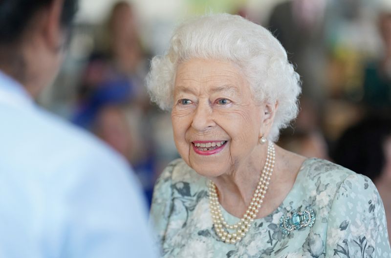 &copy; Reuters. إليزابيث الثانية ملكة بريطانيا خلال زيارة في منطقة ميدينهيد ببريطانيا في 15 يوليو 2022. صورة لرويترز . 