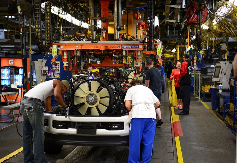 &copy; Reuters. FILE PHOTO: Workers assemble a Ford truck at the new Louisville Ford truck plant in Louisville, Kentucky, U.S. September 30, 2016.  REUTERS/Bryan Woolston/File Photo                