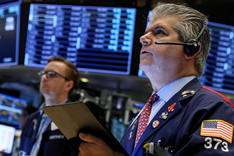 &copy; Reuters. متعاملان يتابعان حركة تداول الأسهم في بورصة نيويورك يوم الخميس. تصوير: بريندان ماكديرميد-رويترز . 