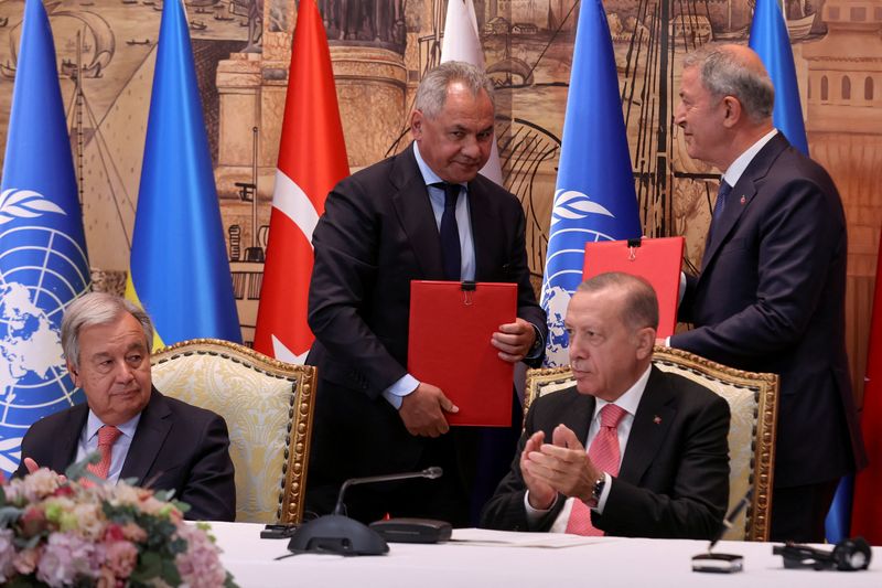 © Reuters. U.N. Secretary-General Antonio Guterres, Russia's Defence Minister Sergei Shoigu and Turkish President Recep Tayyip Erdogan attend a signing ceremony in Istanbul, Turkey July 22, 2022. REUTERS/Umit Bektas