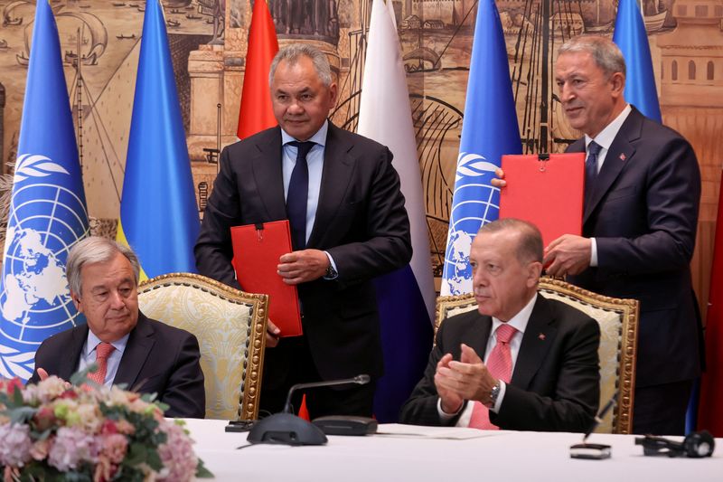 © Reuters. U.N. Secretary-General Antonio Guterres, Russia's Defence Minister Sergei Shoigu and Turkish President Recep Tayyip Erdogan and Turkish Defence Minister Hulusi Akar attend a signing ceremony in Istanbul, Turkey July 22, 2022. REUTERS/Umit Bektas