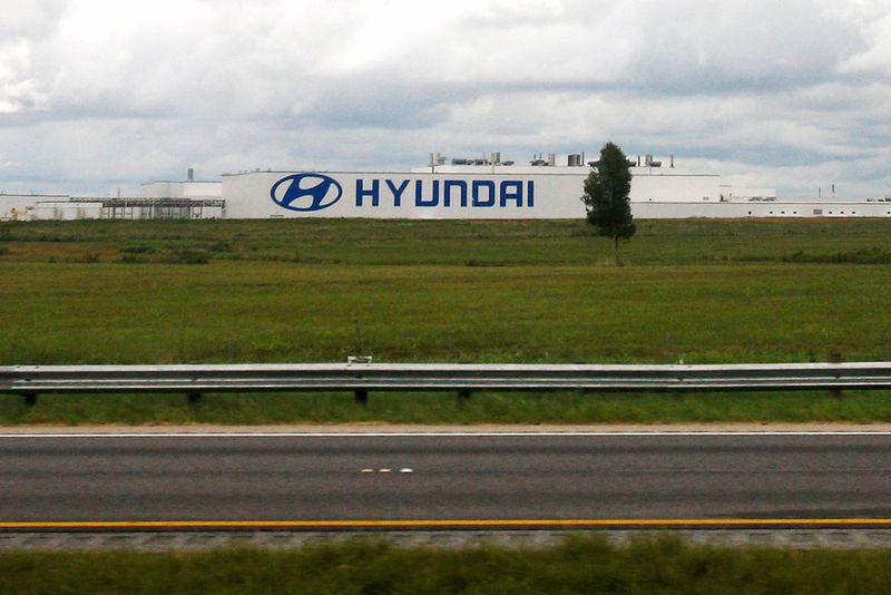 &copy; Reuters. Una planta de automóviles Hyundai se ve desde el interior de un autobús Greyhound en las afueras de Montgomery, Alabama, Estados Unidos. 13 de agosto, 2008. REUTERS/Shannon Stapleton