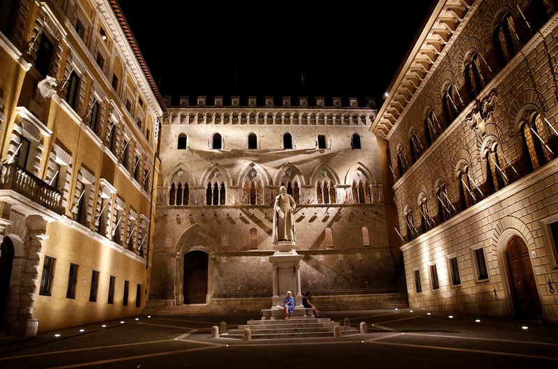 &copy; Reuters. FILE PHOTO: The entrance of Monte dei Paschi di Siena bank's headquarter is seen in downtown Siena July 1, 2016.  REUTERS/Stefano Rellandini