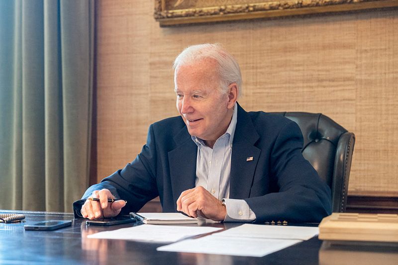 &copy; Reuters. Presidente dos EUA, Joe Biden, que testou positivo para Covid-19 com sintomas leves, senta em mesa em sua residência, na Casa Branca, Washington
21/07/2022 Cortesia Twitter President Biden@POTUS/Disponibilizado via REUTERS 