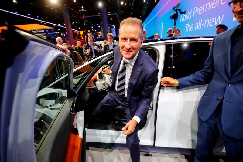 © Reuters. FILE PHOTO: Herbert Diess, CEO of German carmaker Volkswagen AG, poses in an ID.3 pre-production prototype during the presentation of Volkswagen's new electric car on the eve of the International Frankfurt Motor Show IAA in Frankfurt, Germany September 9, 2019. REUTERS/Wolfgang Rattay/File Photo