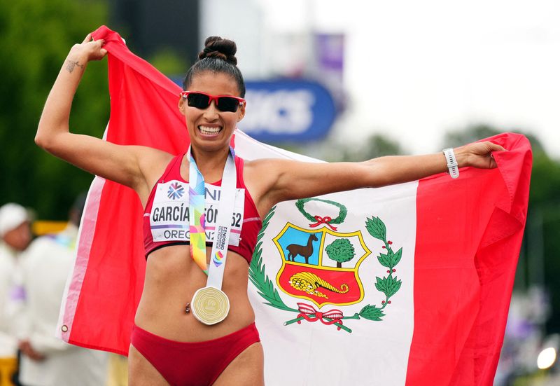 &copy; Reuters. كيمبرلي جارسيا ليون القادمة من بيرو تحتفل بفوزها بذهبية سباق المشي لمسافة 35 كيلومترا في بطولة العالم لألعاب القوى يوم الجمعة. تصوير رويترز. 