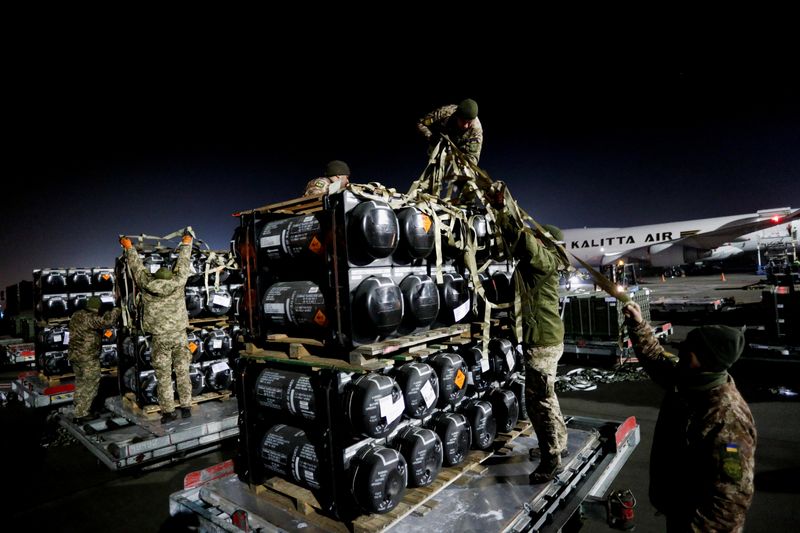&copy; Reuters. FILE PHOTO: Ukrainian service members unpack Javelin anti-tank missiles, delivered by plane as part of the U.S. military support package for Ukraine, at the Boryspil International Airport outside Kyiv, Ukraine February 10, 2022.  REUTERS/Valentyn Ogirenko