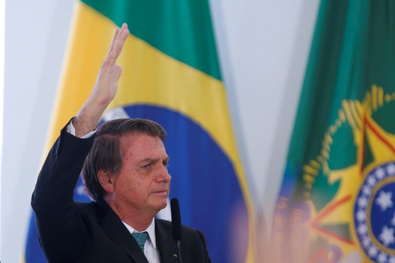 Bolsonaro aposta no gasto social para tentar encurtar distância de Lula