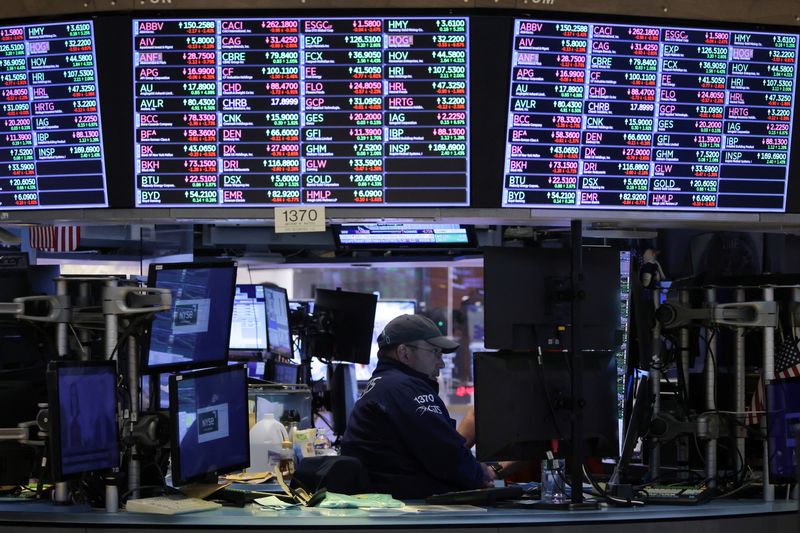 © Reuters. FILE PHOTO: A trader works on the trading floor at the New York Stock Exchange (NYSE) in Manhattan, New York City, U.S., May 19, 2022. REUTERS/Andrew Kelly