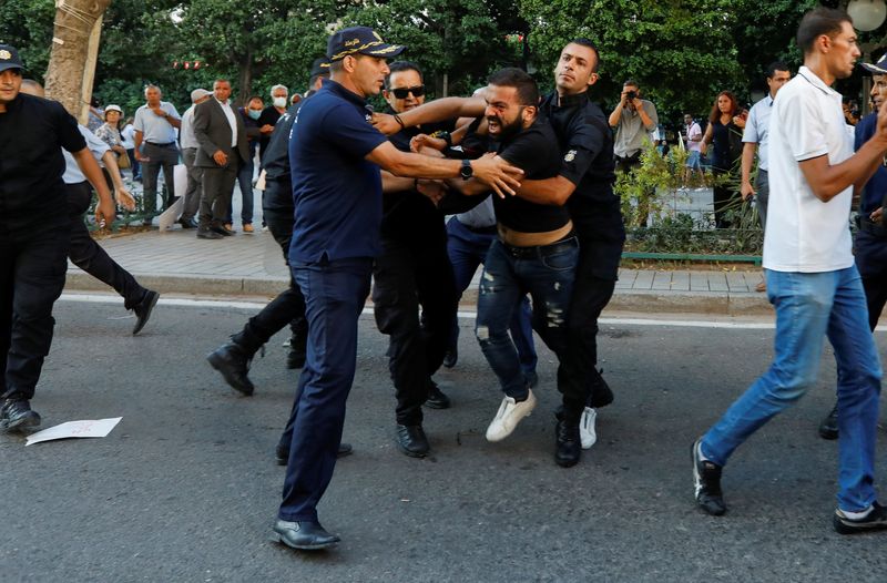 &copy; Reuters. أفراد من الشرطة التونسية يحتجزون أحد المحتجين في العاصمة تونس يوم الجمعة. تصوير: زبير السويسي - رويترز. 