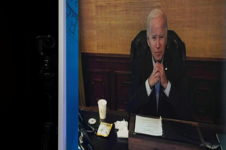 © Reuters. Foto del viernes del Presidente de EEUU Joe Biden aparece en una pantalla en una reunipon virtual con su equipo económico en la Casa Blanca 
Jul 22, 2022. REUTERS/Elizabeth Frantz