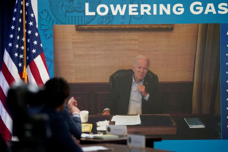 © Reuters. U.S. President Joe Biden, who has coronavirus disease (COVID-19) appears on a screen during a virtual meeting with his economic team at the White House in Washington, U.S., July 22, 2022. REUTERS/Elizabeth Frantz