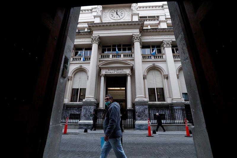 In Argentina, financial risks deepen along with investor jitters