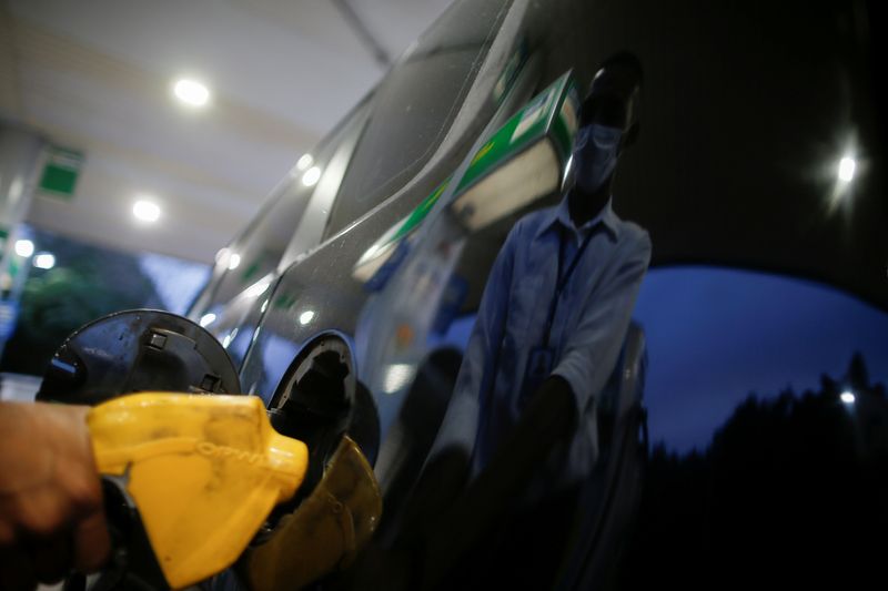 &copy; Reuters. Carro sendo abastecido em posto de combustíveis no Brasil. REUTERS/Adriano Machado