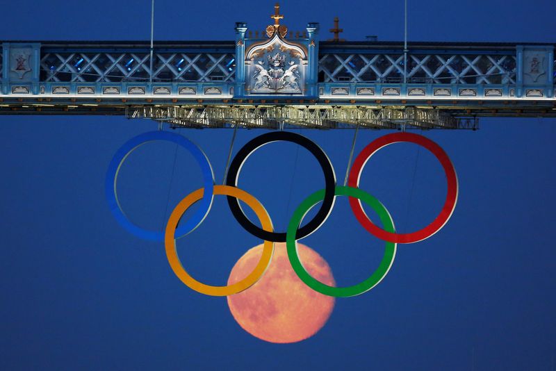 &copy; Reuters. Lua cheia entre os anéis olímpicos na Tower Bridge, em Londres
03/08/2012
REUTERS/Luke MacGregor