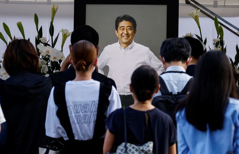 &copy; Reuters. أشخاص يضعون الزهور عند صورة لرئيس الوزراء الياباني السابق القتيل شينزو آبي في معبد زوجوجي يوم 11 يوليو تموز 2022، حيث تقام وقفة تأبين وجنازة له