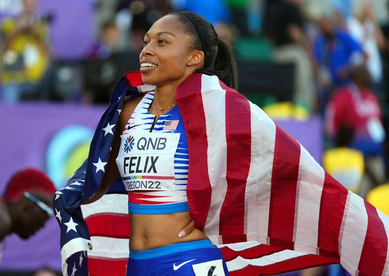 &copy; Reuters. العداءة الأمريكية أليسون فيلكس تحتفل بإحرازها المركز الثالث في سباق التتابع 4 في 400 متر ببطولة العالم لألعاب القوى بالولايات المتحدة يوم 15 ي