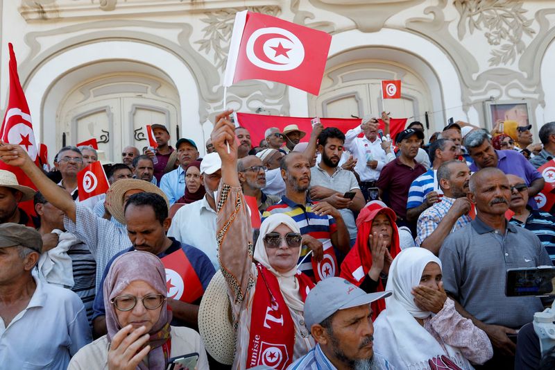 &copy; Reuters. متظاهرون يحتجون على استفتاء الدستور في وسط العاصمة تونس يوم السبت. تصوير : زبير سويسي-رويترز.   